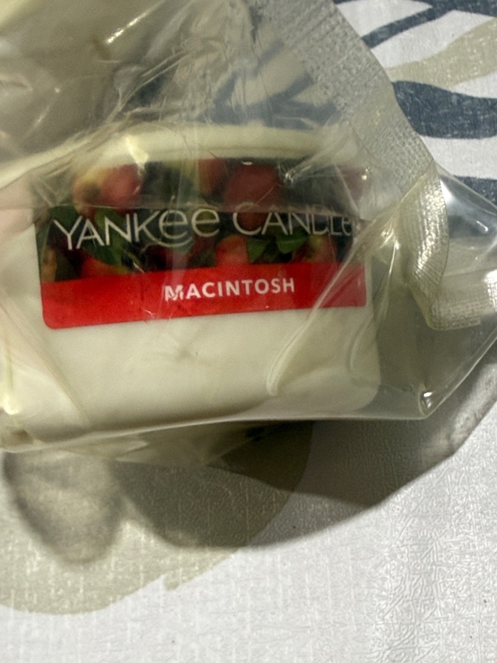 Yankee Candle Macintosh White Vented Air Freshener & Wax Melt - Picture 2 of 3